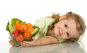 Ребенок и овощи 