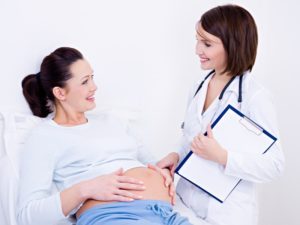 Врач и беременная девушка 